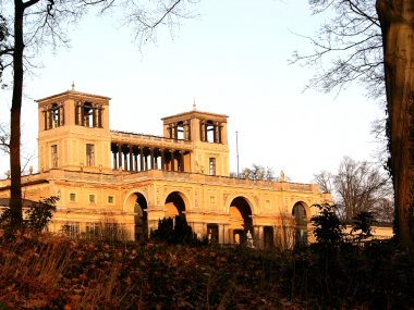 Sichtachse zur Orangerie im Herbst